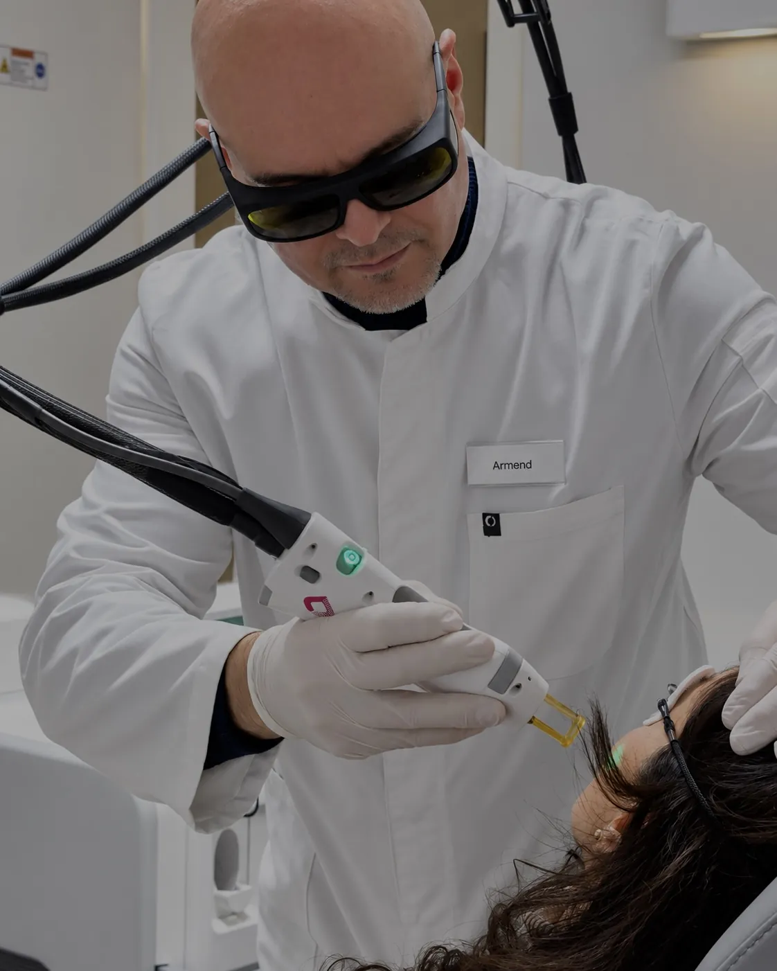 Armend Loshaj performing a laser treatment at Skin Design Frankfurt